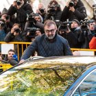 (Foto de ARCHIVO)
El exasesor Koldo García a su llegada al Tribunal Supremo, a 27 de noviembre de 2025, en Madrid (España). El magistrado del Tribunal Supremo, Leopoldo Puente, ha citado al exministro José Luis Ábalos y al exasesor Koldo García a comparecer hoy para decidir si les envía a prisión, como piden las acusaciones populares lideradas por el PP, de cara al juicio que se celebrará en contra de ambos por presuntas irregularidades en los contratos de mascarillas adjudicados por Transportes durante la pandemia.

Carlos Luján / Europa Press
27/11/2025