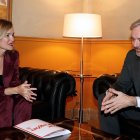 La portavoz del Gobierno, Pilar Alegría, y el presidente de Aragón, Jorge Azcón, en la reunión para tratar los presupuestos