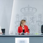 (Foto de ARCHIVO)
(I-D) La vicepresidenta segunda y ministra de Trabajo y Economía Social, Yolanda Díaz; la ministra de Educación, Formación Profesional y Deportes y portavoz del Gobierno, Pilar Alegría, y el ministro de Economía Comercio y Empresa, Carlos Cuerpo, durante una rueda de prensa tras el Consejo de Ministros, en el Complejo de la Moncloa, a 4 de enero de 2025, en Madrid (España). El Consejo de Ministros ha aprobado  el anteproyecto de ley para la rebaja de la jornada laboral hasta las 37,5 horas semanales, sin pérdida de salario, prácticamente un año después de la primera reunión del diálogo social sobre la materia y tras haberse superado las diferencias que mantenían los ministerios de Trabajo y de Economía sobre su aplicación. El anteproyecto es fruto del acuerdo que firmaron el pasado mes de diciembre el Ministerio que dirige Yolanda Díaz y CCOO y UGT y del que quisieron quedarse fuera las organizaciones empresariales CEOE y Cepyme, al entender que la jornada laboral es una materia que debe fijarse vía negociación colectiva.

Carlos Luján / Europa Press
04/2/2025