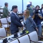 Gabriel Rufián saluda a Salomé Pradas antes de la comisión del Congreso por la DANA y le hace "una cobra".
