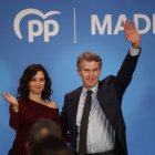 El presidente del Partido Popular, Alberto Núñez Feijóo, y la presidenta de la Comunidad de Madrid, Isabel Díaz Ayuso, en la cena de navidad del PP de Madrid.