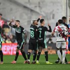 MADRID, SPAIN - DECEMBER 15: Cucho Hernandez and Antony of Real Betis exchange words with Augusto Batalla of Rayo Vallecano during the LaLiga EA Sports match between Rayo Vallecano de Madrid and Real Betis Balompie at Estadio de Vallecas on December 15, 2025 in Madrid, Spain. (Photo by Denis Doyle/Getty Images)