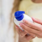 Los disruptores endocrinos están presentes en productos tan cotidianos como geles, cremas o champús, aunque no siempre figuren claramente en la etiqueta.