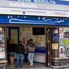 Doña Manolita, la administración más legendaria de España, es sinónimo de ilusión navideña: cada año concentra largas colas por su fama de repartir más veces el Gordo.