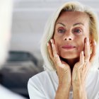 Los datos confirman que la felicidad aumenta a partir de los 50 años, una etapa marcada por mayor estabilidad emocional y vital.