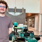 Víctor Abad, junto al coche de Fernando Alonso.