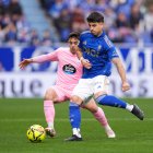 OVIEDO, SPAIN - DECEMBER 20: Santiago Colombatto of Real Oviedo battles for possession with Fran Beltran of Celta Vigo  during the LaLiga EA Sports match between Real Oviedo and RC Celta de Vigo at Carlos Tartiere on December 20, 2025 in Oviedo, Spain. (Photo by Juan Manuel Serrano Arce/Getty Images)