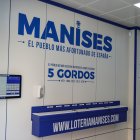 Interior de una Administración de Lotería en Manises donde se lee 'El pueblo más afortunado de España, 5 Gordos', durante el cuarto día desde la reapertura de su negocio dentro del proceso de desescalada instaurado por el Gobierno en el que los sorteos de EuroMillones y La Primitiva se reanudan en la semana del 18 al 24 de mayo, mientras que los de BonoLoto y El Gordo de la Primitiva lo harán en la semana del 25 al 31 de mayo. La Lotería Nacional también se puso a la venta el 18 de mayo, y el primer sorteo se celebrará el jueves 11 de junio. En Manises, Valencia, Comunidad Valencia (España), a 21 de mayo de 2020.

Iván Terrón / Europa Press
21 MAYO 2020 SUERTE;SORTEO;COVID-19;CORONAVIRUS;PANDEMIA;ENFERMEDAD
21/5/2020