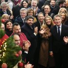 El líder del PP, Alberto Núñez Feijóo, 'barones' del partido y más cargos de la formación han recibido con fuertes aplausos a la presidenta de Extremadura, María Guardiola, tras ganar las elecciones.