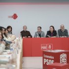 El expresidente de Extremadura, Juan Carlos Rodríguez Ibarra, junto a Miguel Ángel Gallardo en una reunión del PSOE extremeño.