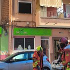 Los bomberos culminando su trabajo. La estancia de la vivienda que da a la calle se veía calcinada.
