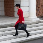 La ministra de Seguridad Social, Inclusión y Migraciones y nueva portavoz del Gobierno, Elma Saiz, a su llegada al Palacio de la Moncloa, a 23 de diciembre de 2025, en Madrid (España). 
Eduardo Parra / Europa Press
23/12/2025