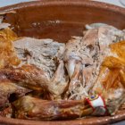 El cordero al horno es uno de los platos más fiables de la Navidad: se prepara con antelación, pasa horas en el horno y rara vez falla.