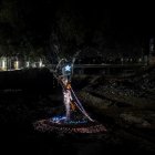 Un árbol iluminado, a 17 de diciembre de 2024, en Paiporta, Valencia, Comunidad Valenciana (España). Con el eucalipto del barranco del Poyo, los vecinos de la localidad valenciana han querido dar comienzo a estas navidades. Estrenando su 'look' navideño, el ejemplar es todo un icono de resistencia para los vecinos de la zona ya que ha sobrevivido a dos DANAS. En el caso de Aldaia, por iniciativa propia, unos vecinos han confeccionado un árbol navideño con objetos que tenían por casa, con los EPI y materiales que han utilizado para limpiar. En lo alto del árbol, una bandera simboliza la estrella de la Navidad, un símbolo que ha estado ondeando desde el pasado 29 de octubre en el balcón de uno de los vecinos.

Eduardo Manzana / Europa Press
17 DICIEMBRE 2024;ÁRBOL;DECORACIÓN;NAVIDAD;PAIPORTA;DANA;
17/12/2024
