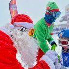Papá Noel saluda a un joven usuario de la estación de esquí de Sierra Nevada, en Monachil (Granada)

REMITIDA / HANDOUT por PERFIL DE SIERRA NEVADA EN LA RED SOCIAL X
Fotografía remitida a medios de comunicación exclusivamente para ilustrar la noticia a la que hace referencia la imagen, y citando la procedencia de la imagen en la firma
23/12/2025
