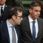 El ministro de Economía, Carlos Cuerpo y el presidente del Gobierno, Pedro Sánchez, llegan al Congreso de los Diputados.