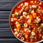 La minestrone es una de las sopas vegetales más completas, popular en las regiones de las zonas azules por su valor nutricional y simplicidad