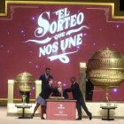 Dos niños del Colegio de San Ildefonso, cantan los números premiados durante la celebración del Sorteo Extraordinario de la Lotería de Navidad 2025