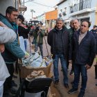 El president de la Generalitat, Juanfran Pérez Llorca y la alcaldesa de Carcaixent, Carolina Almiñana con vecinos afectados por las lluvias de este fin de semana