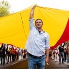Decenas de personas durante una concentración para pedir elecciones generales, en la Plaza de Castilla, a 20 de octubre de 2024, en Madrid (España).