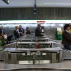 Viajeros en el metro de Granada.