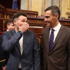 El presidente del Gobierno, Pedro Sánchez, y el portavoz de ERC en el Congreso, Gabriel Rufián.