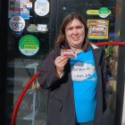 La vendedora de la ONCE Grisela Martínez, repartió íntegramente el segundo premio en Artana.