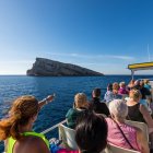 Turistas con la isla de Benidorm al fondo.