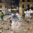 Los operarios de limpieza durate el dispositivo especial después de las celebraciones.