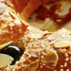 El clásico roscón de Reyes, símbolo de la tradición repostera española con siglos de historia y sabor.