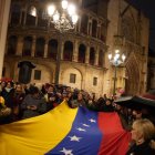 Concentración de venezolanos en Valencia en la Plaza de la Virgen tras la caída de MaduroConcentración de venezolanos en Valencia en la Plaza de la Virgen tras la caída de Maduro