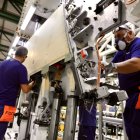 Operarios trabajando en la Planta de Airbus en El Puerto de Santa María (Cádiz).