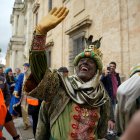 El presidente de la Junta de Andalucía, Juanma Moreno, encarna al Rey Baltasar en la Cabalgata de Reyes Magos de Sevilla.