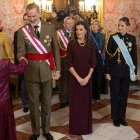 El Rey Felipe VI, la Reina Letizia y la Princesa Leonor, durante la Pascua Militar, en el Palacio Real, a 6 de enero de 2025, en Madrid (España). La Pascua Militar es una ceremonia que celebra la recuperación de la localidad menorquina de Mahón el 6 de enero de 1782, que se encontraba en poder de los ingleses, durante la cual se realiza un balance de las vicisitudes del año anterior y se marcan las líneas de acción que se desarrollarán en el siguiente. Durante el acto, se rinden honores mediante el himno nacional y una salva de 21 cañonazos, y el Rey Felipe VI pasa revista. Posteriormente, se realiza la imposición de condecoraciones militares a aquellos civiles y miembros de las Fuerzas Armadas que se han hecho acreedores de ellas durante el año vencido.

Alejandro Martínez Vélez / Europa Press
06/1/2025