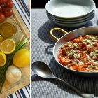 El saganaki empieza con ingredientes sencillos y frescos como tomate, queso y especias, y termina en un plato vibrante servido en su sartén original.