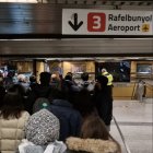 Usuarios de Metrovalencia hacen cola para acceder al andén