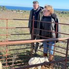 La alcaldesa de Xabia, Rosa Cardona, observa algunas de las cabras en la Plana del Montgó.