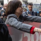 La ministra de Ciencia, Innovación y Universidades, Diana Morant, saluda a las víctimas durante una concentración frente al Congreso de los Diputados.