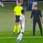 Vinicius y Simeone discuten en pleno encuentro