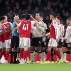 LONDON, ENGLAND - JANUARY 08: Virgil van Dijk of Liverpool remonstrates with Arsenal players during the Premier League match between Arsenal and Liverpool at Emirates Stadium on January 08, 2026 in London, England. (Photo by Julian Finney/Getty Images)