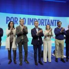 Alberto Núñez Feijóo, junto a Alfonso Rueda, Cuca Gamarra, Elías Bendodo, Paula Prado, Diego Calvo y Miguel Tellado, en A Coruña