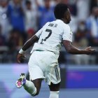 Vinicius celebra su gol al Barcelona en la Supercopa. No sirvió, pero rompió su gafe