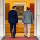 El presidente del Gobierno, Pedro Sánchez, recibe al presidente de ERC, Oriol Junqueras, en el Palacio de la Moncloa.