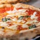 Con su piedra refractaria a 400 °C, el horno eléctrico Ariete consigue pizzas napolitanas en casa con el sabor y la textura de una auténtica pizzería italiana.