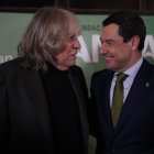 El presidente de la Junta de Andalucía, Juanma Moreno, junto al artista José Mercé.