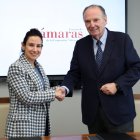 La consellera, Elena Albalat, con el presidente de la Junta de Cámaras, José Vicente Morata, tras la firma del convenio.