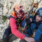 Momento de la subida al helicóptero de los montañeros rescatados por el GER.