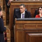 El portavoz de ERC en el Congreso, Gabriel Rufián, pasa por delante del presidente del Gobierno, Pedro Sánchez, y ministra de Hacienda, María Jesús Montero, en el Congreso.