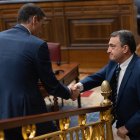 Pedro Sánchez se despide de Aitor Esteban durante su última sesión como portavoz del PNV en el Congreso el 26 de marzo de 2025.