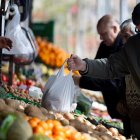 Varias personas compran en un mercado de alimentos, a 14 de marzo de 2025, en Madrid (España). 
Eduardo Parra / Europa Press
14/3/2025